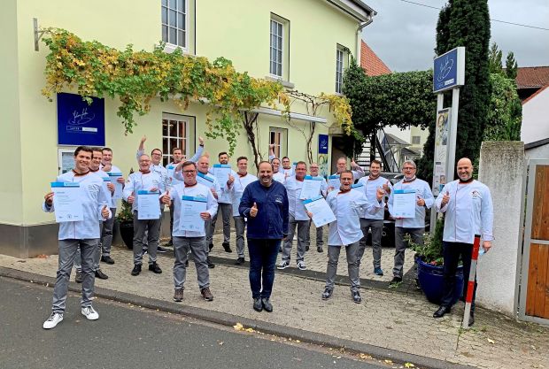 Die neuen Brot-Sommeliers feierten ihren Abschluss in der Kochschule von Starkoch Johann Lafer (Mitte). 